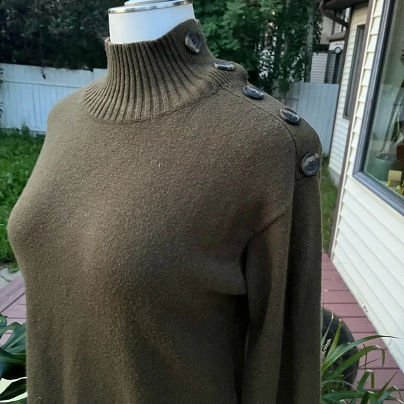 Anthropologie Women’s Small (Oversized) Green Sweater with Button Embellishment - Picture 7 of 8